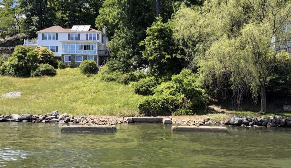 Corten Casa, 34 Byram Bay — the existing shoreline from the water